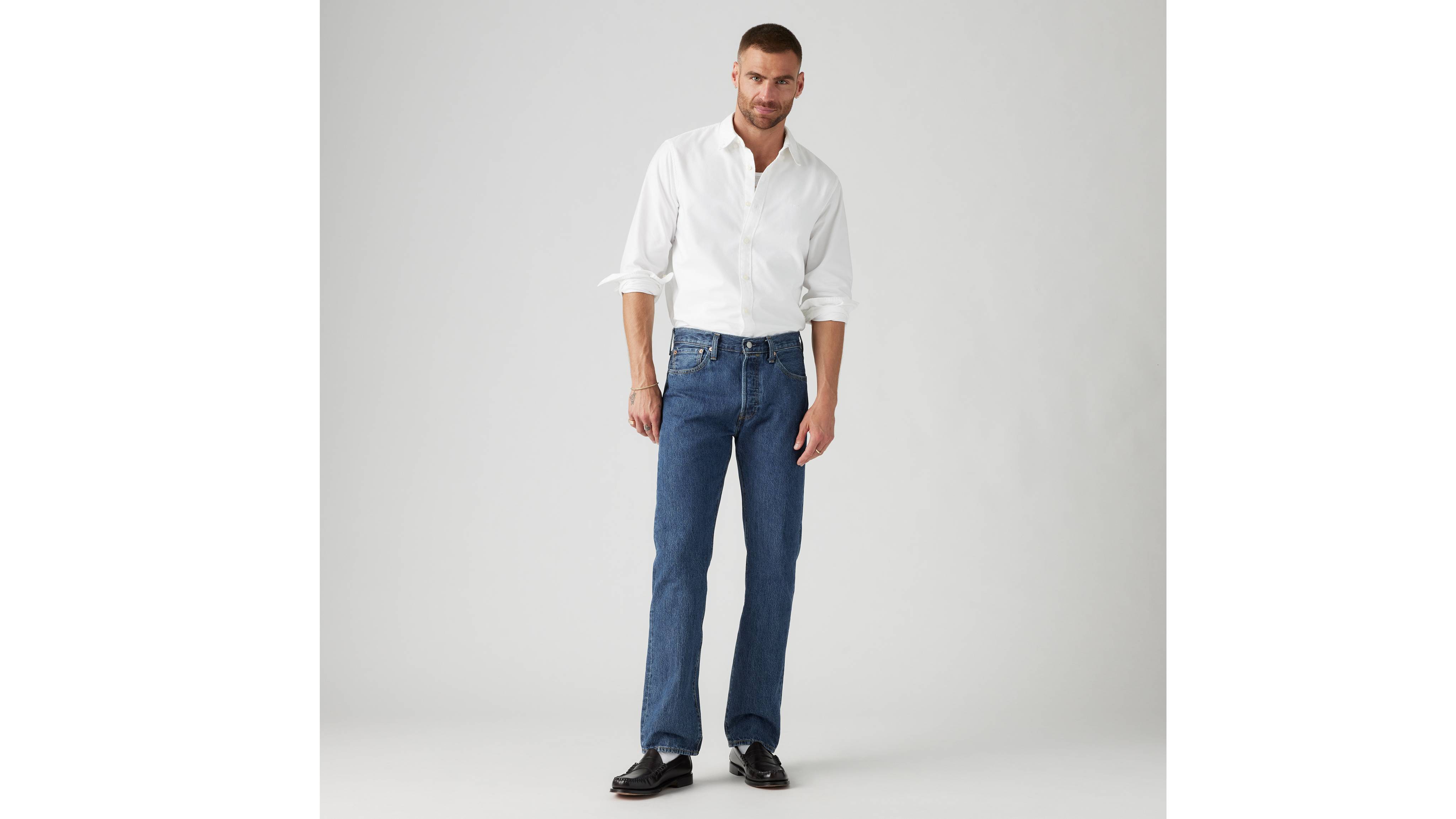 Klassische indigoblaue Jeans auf hellem Grund